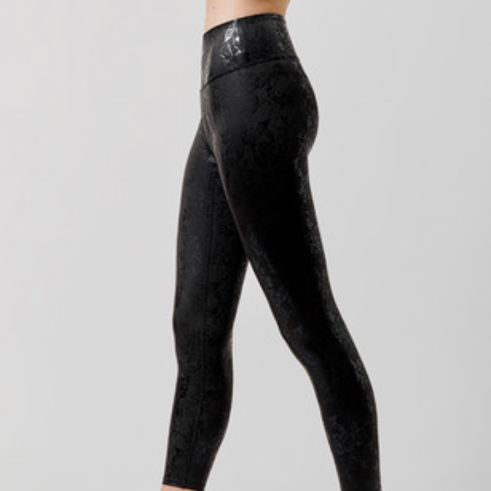 Heroine Sport LIQUID LACE LEGGING IN BLACK SHINY ON MATTE BLACK
